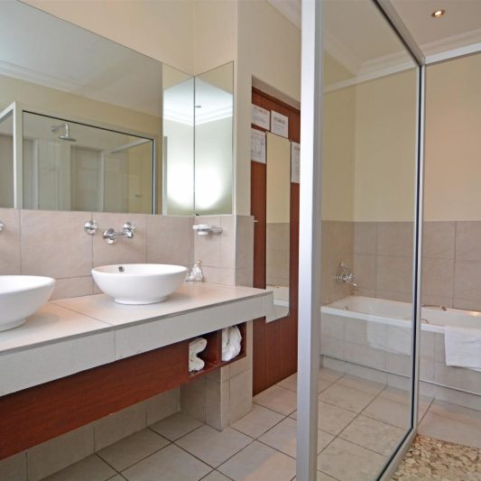 Luangwa Bathroom - Basin and Bath